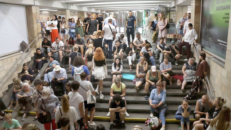 Alltag im Krieg: Menschen suchen Zuflucht in der U-Bahn. Foto: -/ukrin/dpa