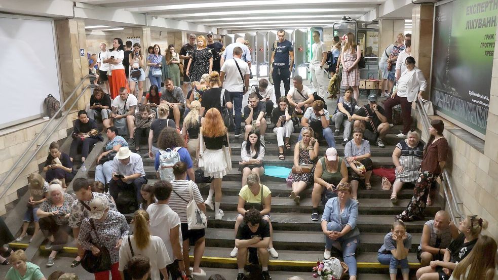 Alltag im Krieg: Menschen suchen Zuflucht in der U-Bahn. Foto: -/ukrin/dpa