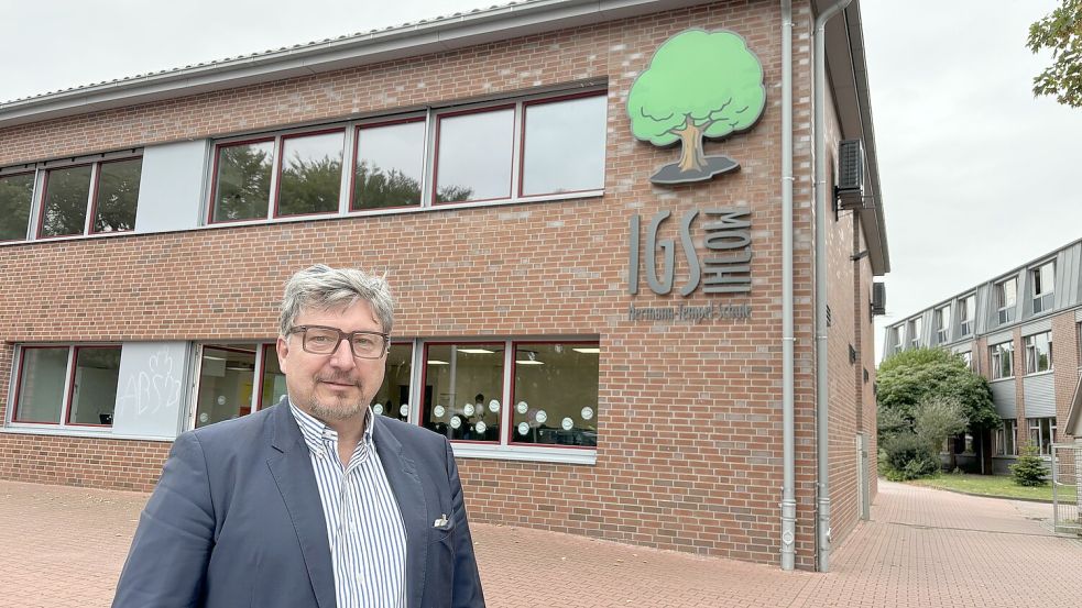 Schulleiter Günter Tautz vor dem Neubau der HTG Ihlow. Fotos: Christin Wetzel