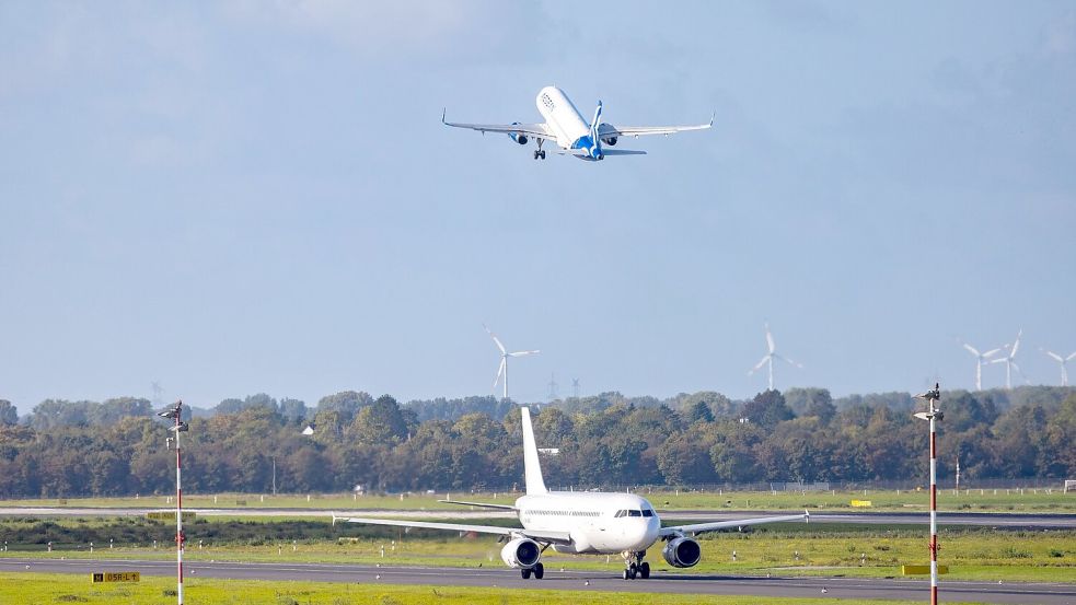 Ein Großteil der Abschiebungen passiert auf dem Luftweg. (Archivbild) Foto: Thomas Banneyer/dpa