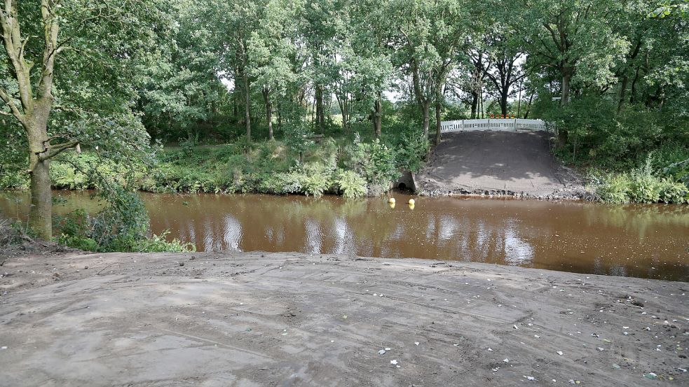 Die Oberkante der Böschung wird durch die Stadt Aurich neu gestaltet, der Böschungsfuß wird noch durch den NLWKN hergerichtet. Foto: Romuald Banik