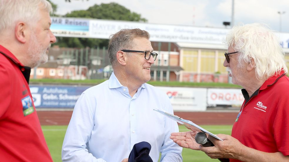 Die Turniermacher Manfred Bloem (links) und Ewald Adden (rechts) im Gespräch mit Jan-Christian Dreesen vor dem Finale des Ostfriesland-Cups. Foto: Wilfried Gronewold