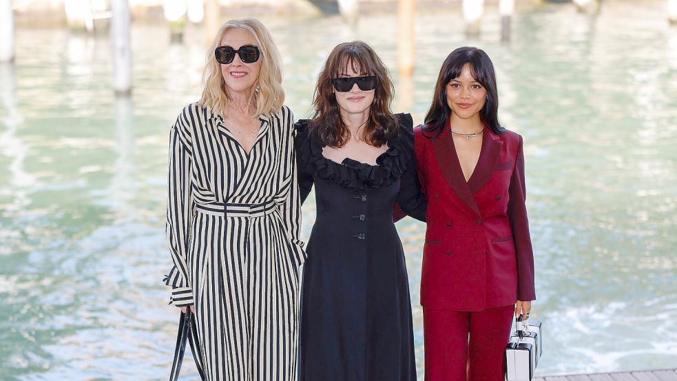 Catherine O’Hara (l-r), Winona Ryder und Jenna Ortega spielen Hauptrollen im Film. Foto: Vianney Le Caer/Invision/AP/dpa