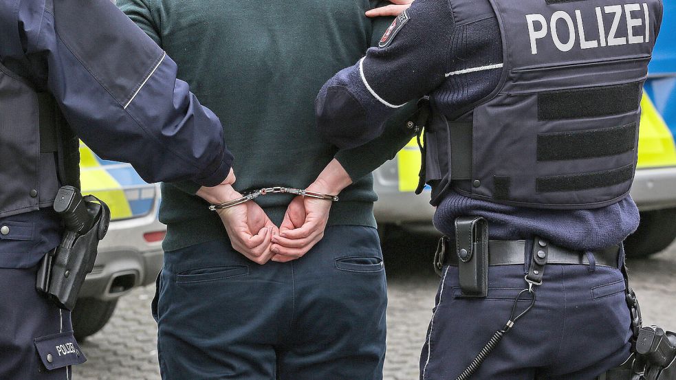 Die Polizei hat in Bremen einen 19-Jährigen festgenommen, der im Verdacht steht, einen 35-Jährigen mit einer Waffe bedroht zu haben. Foto: Rene Traut via www.imago-images.de