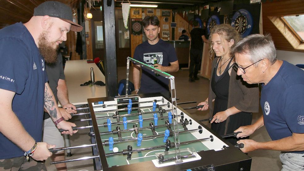 Tischfußball hat viel mit Ausdauer und Konzentration zu tun. Beim TSV Riepe wird an zwei Profitischen gespielt. Da darf auch die „Arena-Beleuchtung“ über dem Spielfeld nicht fehlen. Fotos: Wilfried Gronewold