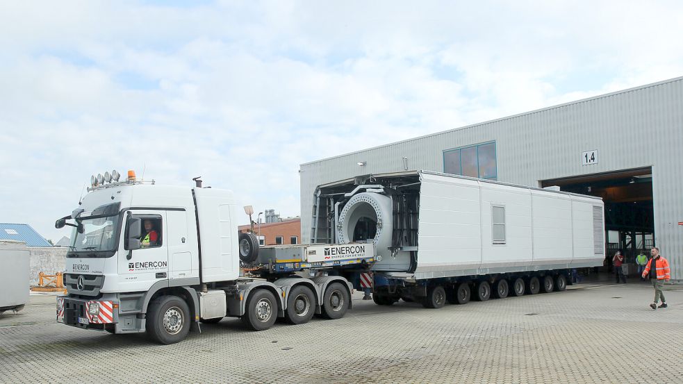 Ein Lastwagen mit einem Bauteil für eine Windkraftanlage verlässt eine Halle von Enercon. Foto: Enercon