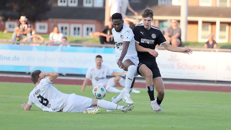 Einsatz- und spielfreudig präsentierten sich die Spieler der SpVg Aurich und des SV Großefehn in der dritten Runde des Bezirkspokals. Die Zuschauer sahen auf dem Ellernfeld eine torreiche Begegnung. Fotos: Wilfried Gronewold