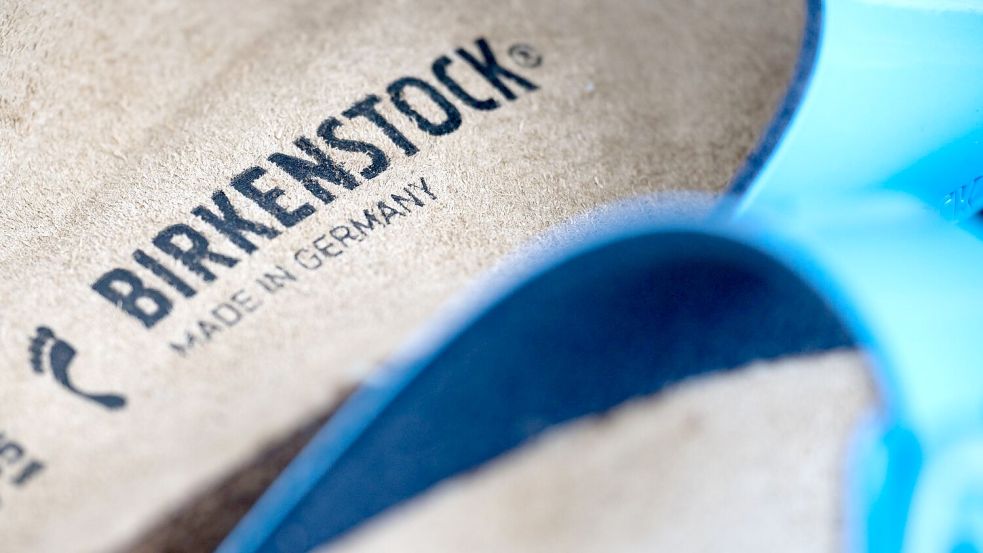 Birkenstock mit Hauptsitz in Linz am Rhein in Rheinland-Pfalz war im Oktober in New York an die Börse gegangen. Foto: Sebastian Gollnow/dpa