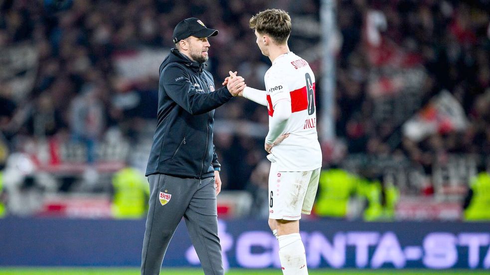 VfB-Trainer Sebastian Hoeneß (l.) hält große Stücke auf Mittelfeldspieler Angelo Stiller. Foto: Tom Weller/dpa