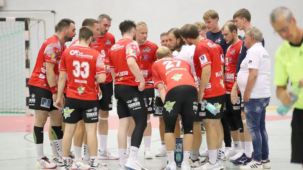 Sven Suton schwört die OHV-Handballer ein. Mit viel Tempo soll am Sonntag der erste Sieg in der Arena her. Foto: Wilfried Gronewold