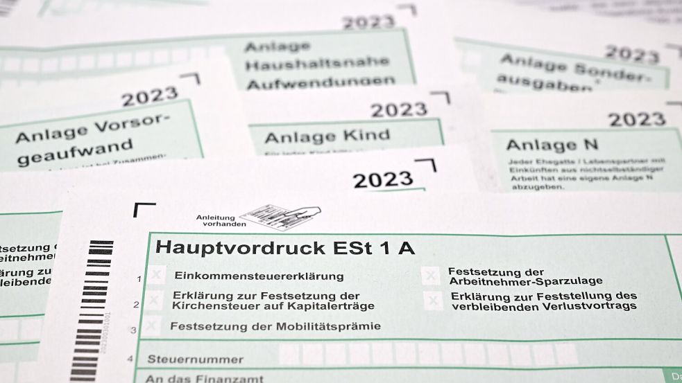 Die Zeit für die Einkommenssteuererklärung für 2023 drängt. (Archivbild) Foto: Martin Schutt/dpa