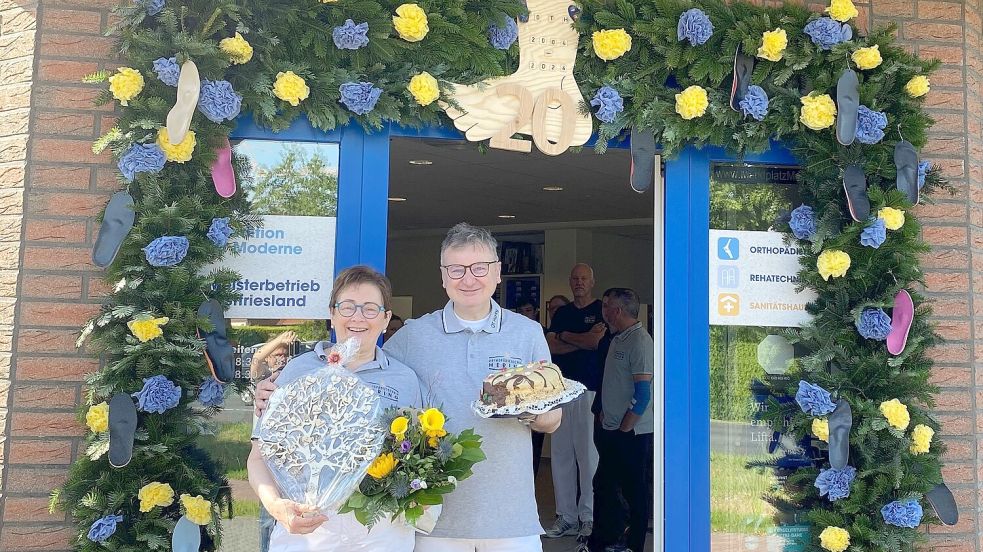 Das stolze Gründerpaar hat in zwei Jahrzehnten den führenden Betrieb für Orthopädietechnik in Ostfriesland aufgebaut.