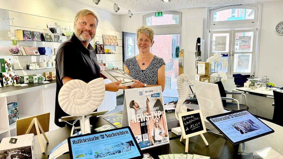 Gewinnübergabe im ON-Media-Store: ON-Verlagsleiter Udo Hippen überreicht Martina Schildt das brandneue iPad in der „Aurich-Edition“ mit der Skyline der Stadt als Gravur. Foto: Holger Janssen