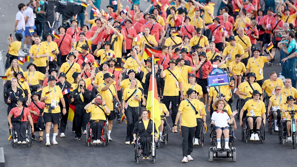 Das deutsche Paralympic-Team während der Eröffnungsfeier in Paris. Foto: dpa/ Umit Bektas