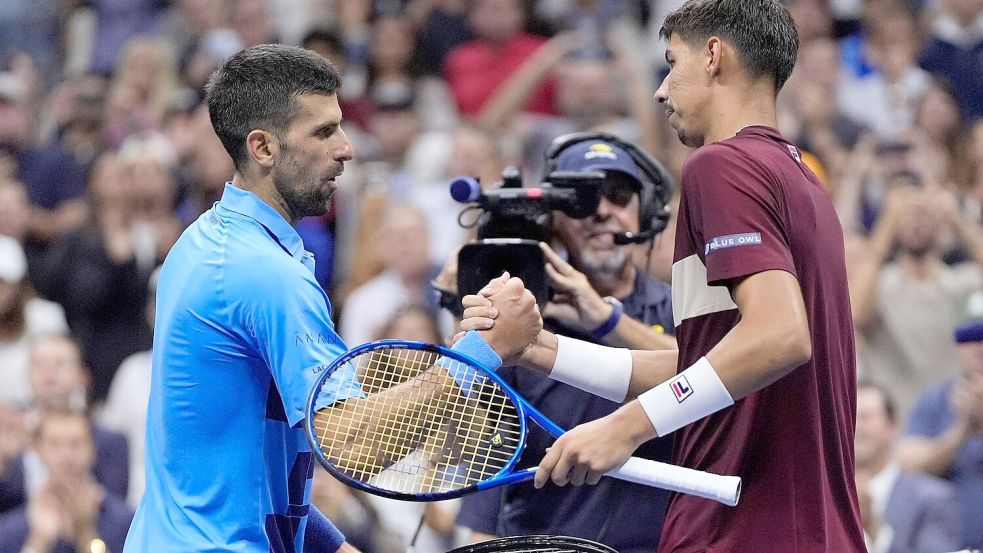 Novak Djokovic (l) gratuliert Alexei Popyrin. Foto: Julia Nikhinson/AP/dpa