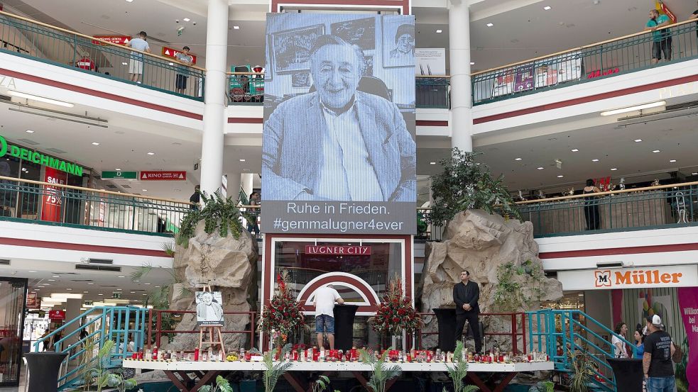 Im Lugner-Shoppingcenter war auch eine Gedenkstätte eingerichtet. (Archivbild) Foto: Tanja Ungerböck/APA/dpa