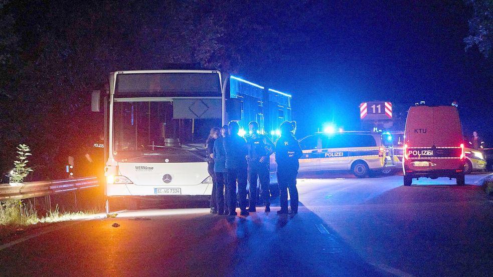 In einem Bus sticht eine Frau auf mehrere Fahrgäste ein, es gibt viele Verletzte. Foto: Sascha Ditscher/dpa