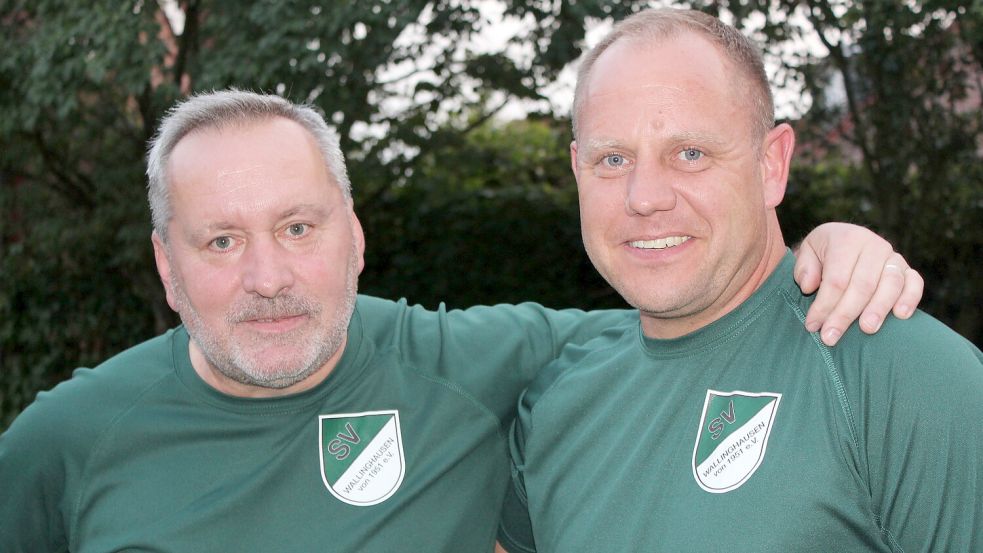 Nach mehr als 20 Jahren wieder vereint: Der Wallinghausener Trainer Jerzy Klukowski (links) und Stürmer Frank Löning. Gemeinsam stürmten beide von 2000 bis 2002 für den TuS Esens. Danach wurde Löning Profifußballer und Klukowski Coach. Beim SVW wollen beide nun Freude haben. Foto: Wolf-Rüdiger Saathoff