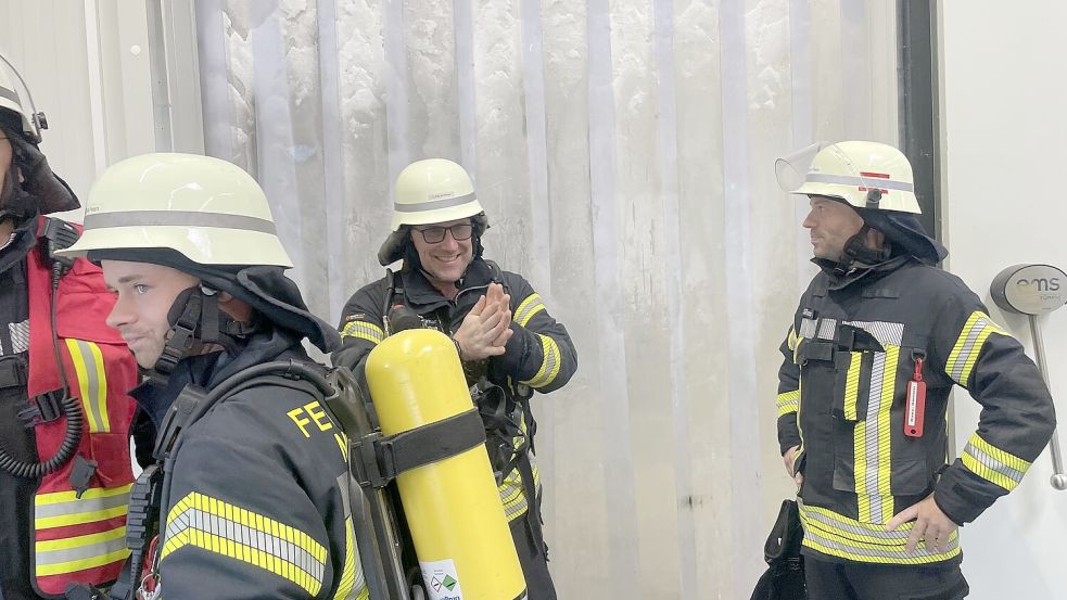 Feuerwehrleute bei dem Einsatz in Norden. Foto: Feuerwehr Norden