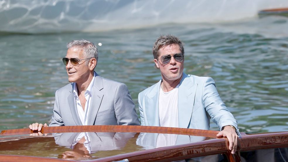 Brad Pitt (r) und George Clooney sind für die Premiere ihres neuen Films nach Venedig gekommen. Foto: Joel C Ryan/Invision/AP/dpa