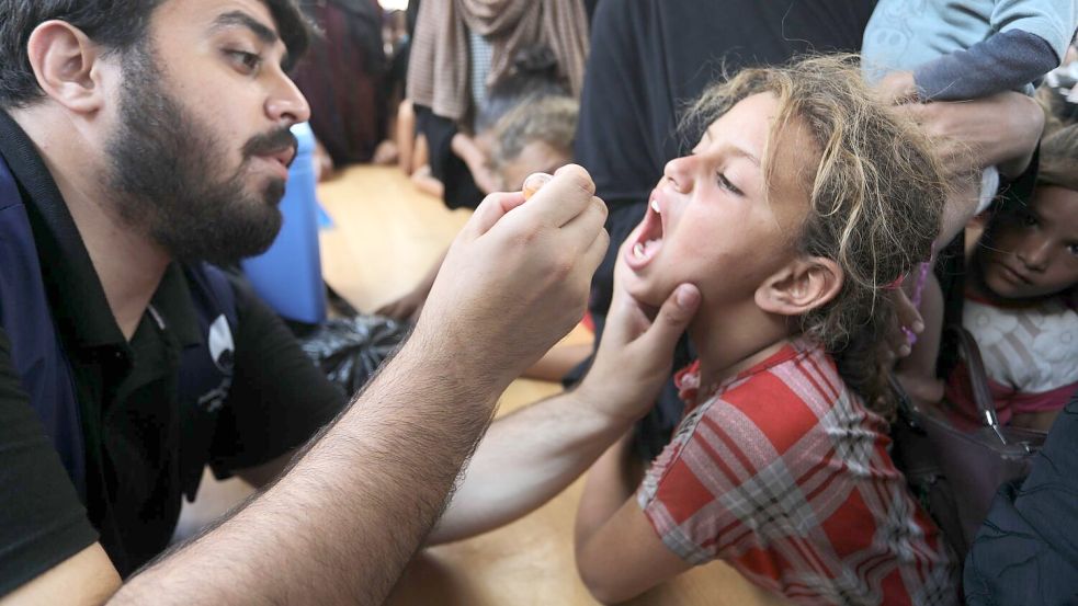 Neben Impfstationen gibt es mobile Teams, die zu Familien nach Hause gehen. Foto: Abed Rahim Khatib/dpa