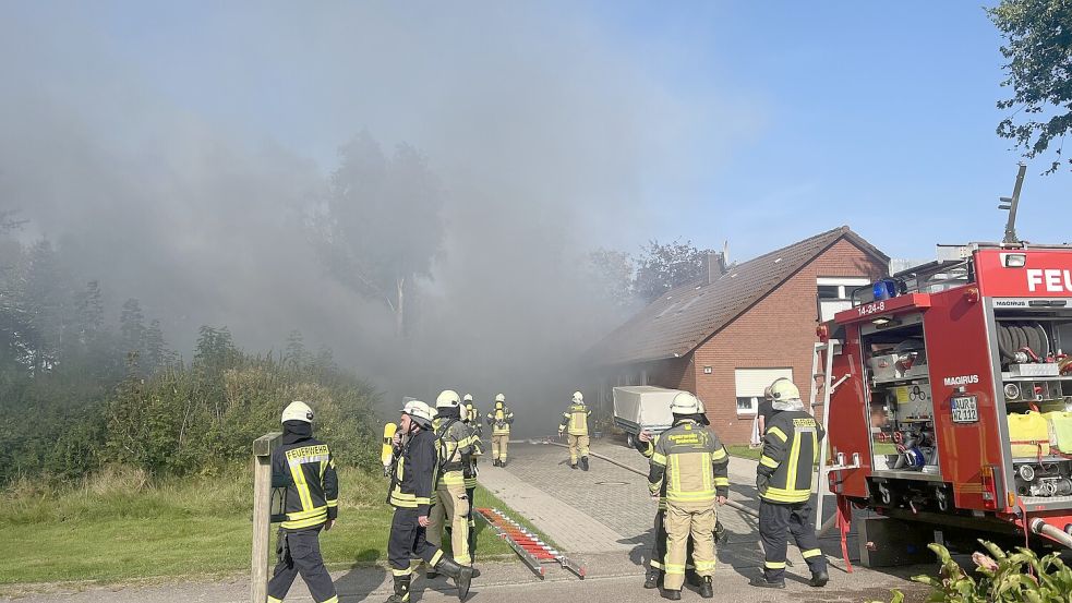 Viel Rauch dringt aus der brennenden Garage. Foto: Wilfried Frerichs