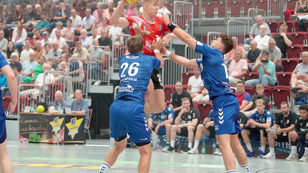 Rostyslav Polishchuk warf gegen die gute Defensive der Bielefelder fünf Tore. Wenn die OHV-Spieler nicht so viele technische Fehler gemacht hätten, wäre für die Auricher durchaus ein Sieg zum Auftakt möglich gewesen.Fotos: Helmut Vortanz