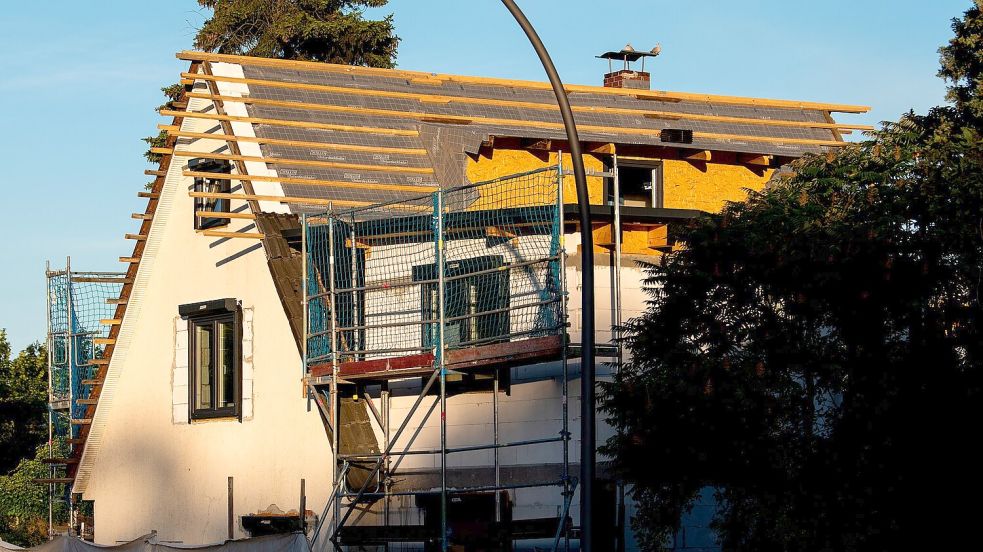 Alte Häuser können echte Juwelen sein - wenn man aufwendige Sanierung nicht scheut. (Archivbild) Foto: Daniel Bockwoldt/dpa