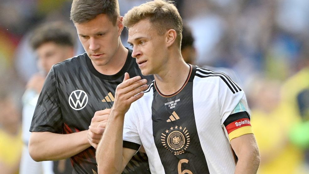 Der neue DFB-Kapitän Joshua Kimmich (r) und die neue Nummer 1 Marc-André ter Stegen. Foto: Federico Gambarini/dpa