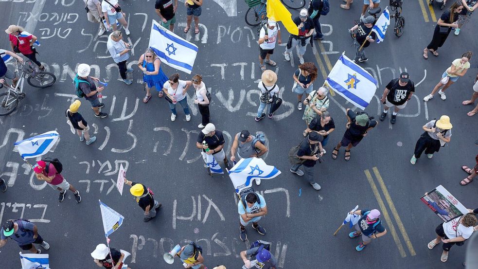 Demonstranten in Israel fordern einen Waffenstillstand in Gaza und die Freilassung der Geiseln ( Foto: Ohad Zwigenberg/AP/dpa