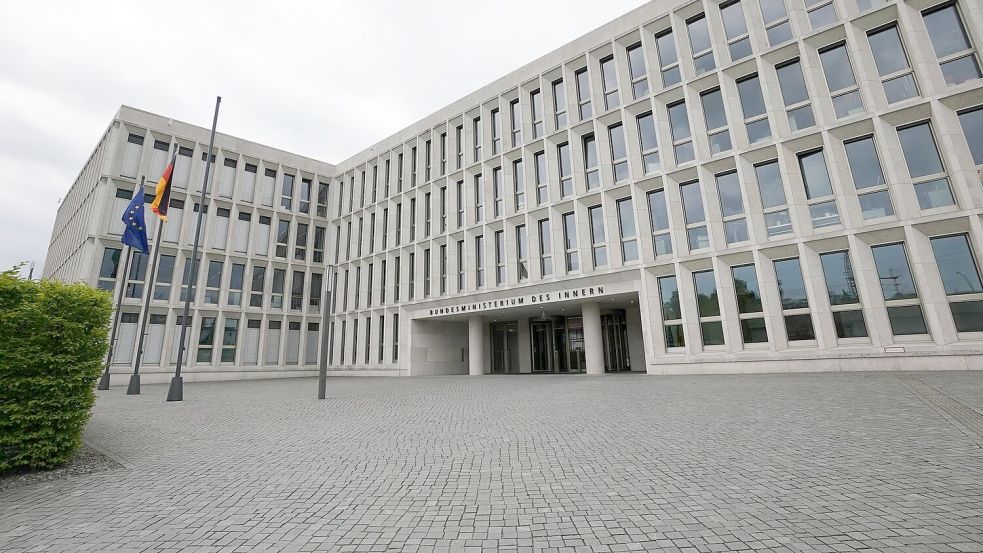 Im Bundesinnenministerium trifft man sich hinter verschlossenen Türen. (Archivbild) Foto: Jörg Carstensen/dpa