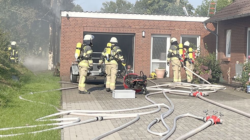 Die Feuerwehrleute löschten die Garage. Foto: Timo de Vries/Feuerwehr