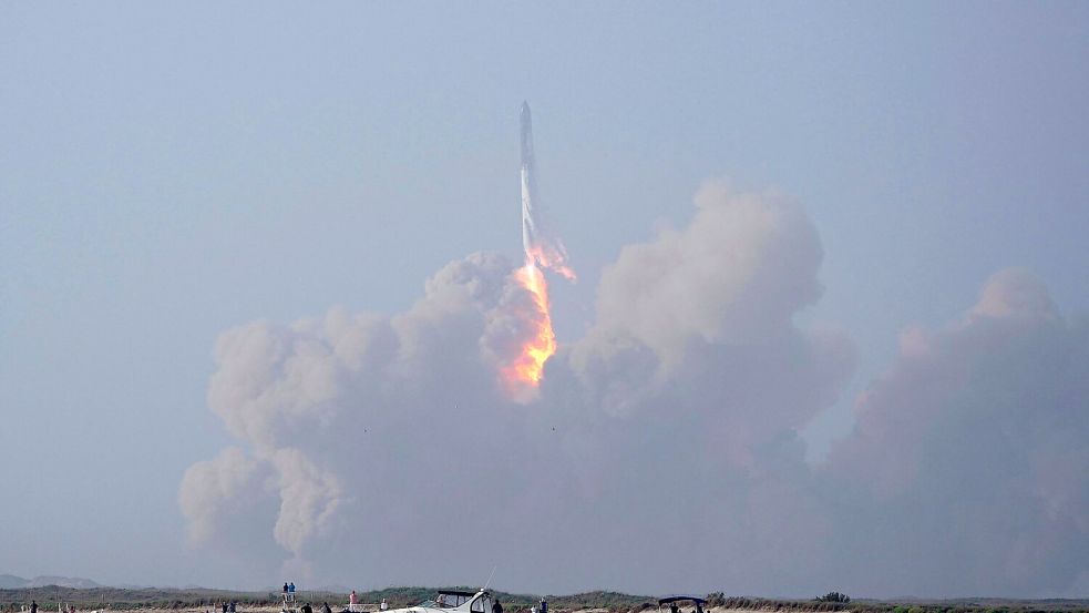 Ein großer Raketenstart wirkt nicht nur auf Menschen gewaltig. Auch die Atmosphäre ändert sich dadurch. Foto: Eric Gay/AP/dpa