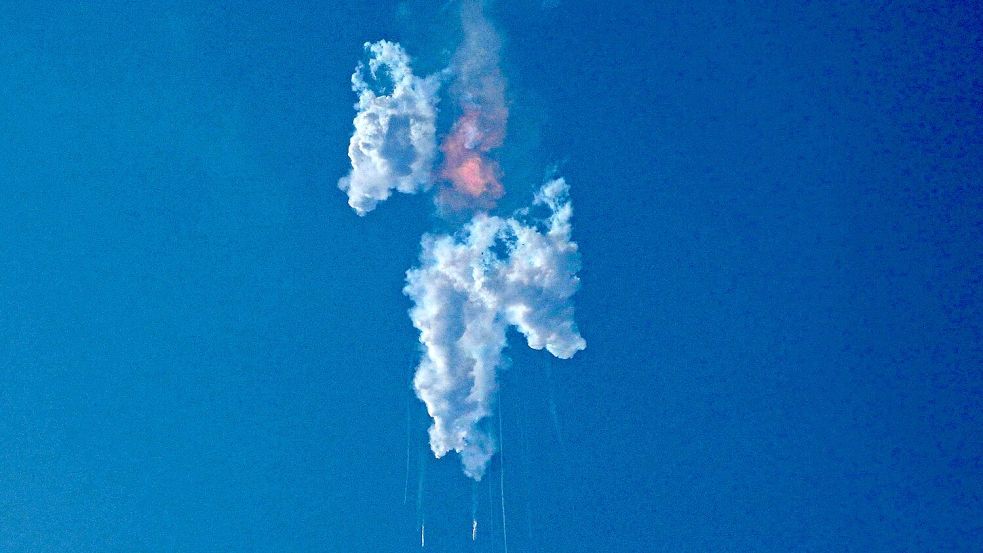 Beim Erststart des größten jemals gebauten Raketensystems der Raumfahrtgeschichte kam es zu Explosionen. Foto: Eric Gay/AP/dpa