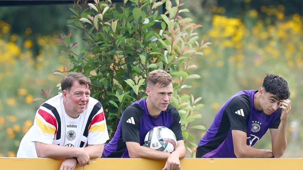 Mein Freund, der Ball: Kapitän Joshua Kimmich (M) als Zuschauer am Ende des Trainings. Foto: Daniel Karmann/dpa