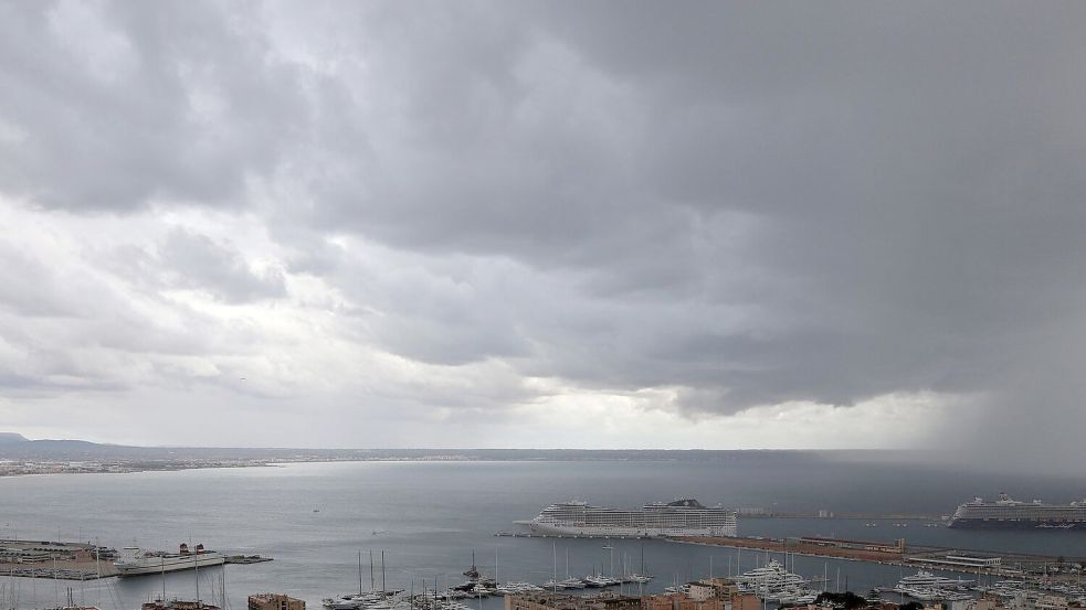 Für Mittwoch warnt der Wetterdienst Aemet vor heftigen Regenfällen sowie schweren Sturmböen und rief die Alarmstufe Orange aus. Foto: Clara Margais/dpa