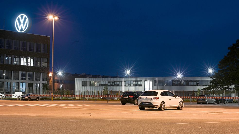 Ein Blick auf den Parkplatz am VW-Werk Emden. Foto: DPA