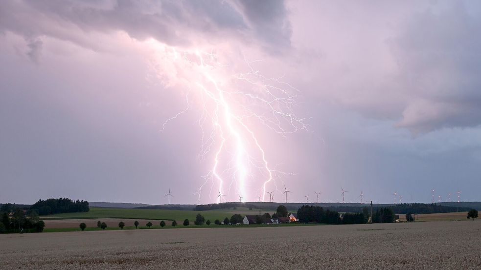 Bis zu 30.000 Grad Celsius entstehen in einem Blitzkanal. (Archivbild) Foto: Marius Bulling/dpa