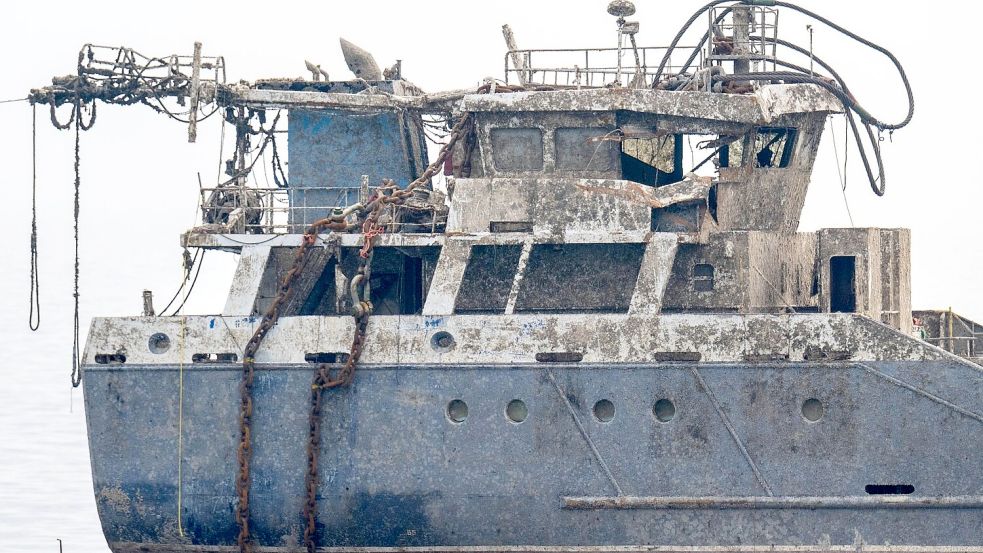 Die beiden Wrackteile des gesunkenen Frachters „Verity“ sind geborgen worden. Für die Bergung wurde das Schiff unter Wasser in zwei Teile geschnitten. Ein Schiffskran hob sie nacheinander aus dem Wasser. Foto: Sina Schuldt/dpa