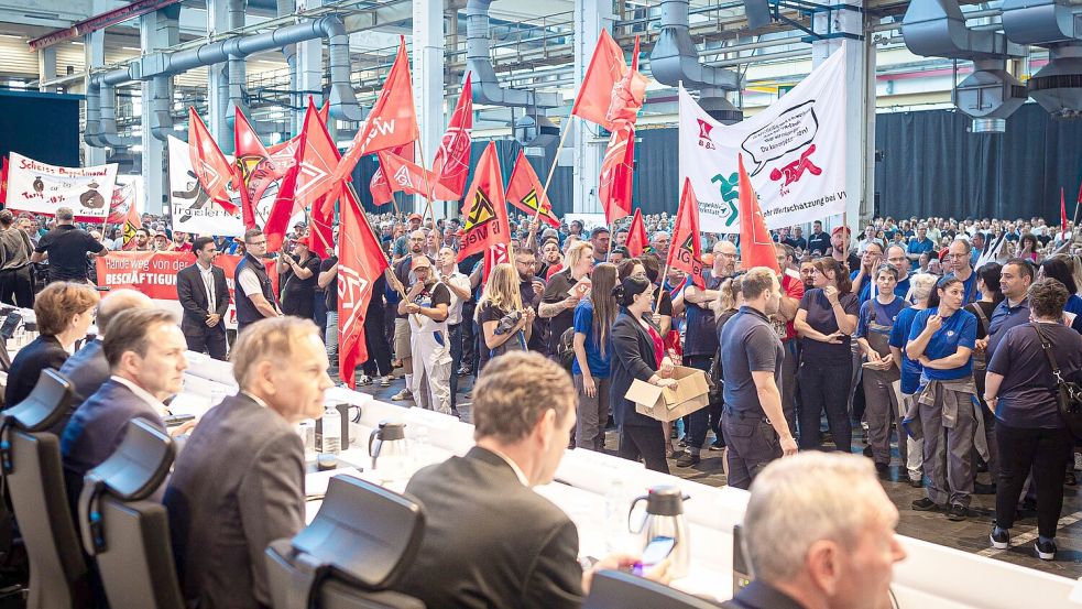 Auf der Betriebsversammlung in Wolfsburg begrüßen Mitarbeiter den Vorstand mit scharfem Protest gegen die jüngsten Sparpläne. Foto: Moritz Frankenberg/dpa Pool/dpa