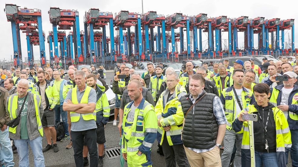 Aller Protest vergebens: Seit Monaten wenden sich HHLA-Beschäftigte gegen den Einstieg der Reederei MSC. Die Bürgerschaft hat den Deal am Mittwoch abschließend abgesegnet. Foto: Bodo Marks/dpa