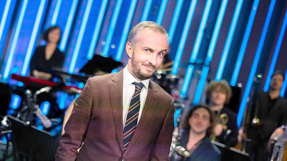 Jan Böhmermann kann mit seiner Show „Lass dich überwachen!“ auf bis zu drei Fernsehpreise hoffen. (Archivfoto) Foto: Rolf Vennenbernd/dpa