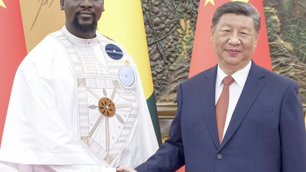 Chinas Staatspräsident Xi Jinping empfängt seine Gäste: Rund 50 afrikanische Staats- und Regierungschefs sind derzeit in Peking zu Gast, darunter Mamady Doumbouya, Präsident von Guinea. Foto: IMAGO/Ding Lin