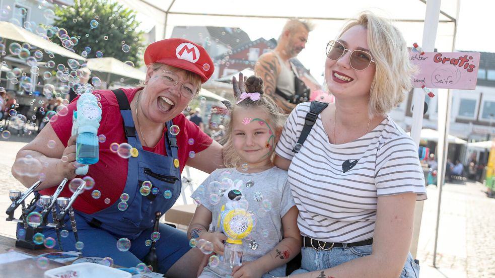 Veronica und ihre Mutter Victoria haben sich ein Airbrush-Tattoo machen lassen. Foto: Romuald Banik