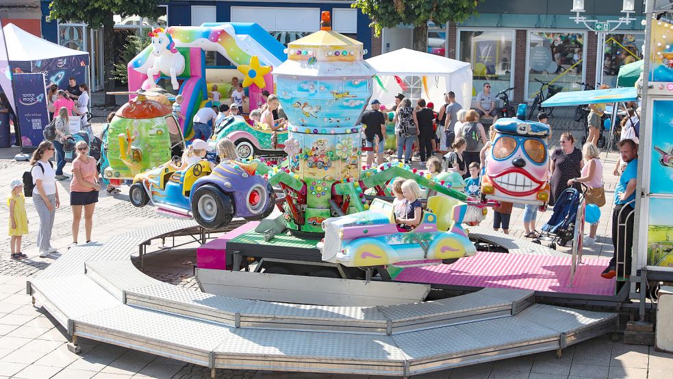 Eines der vielen Karusselle auf dem Auricher Marktplatz. Fotos: Romuald Banik