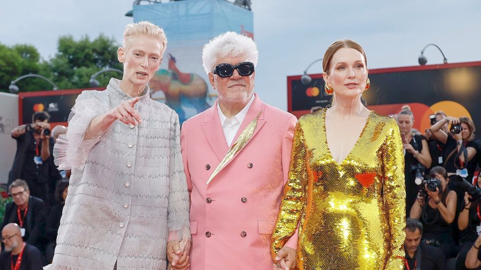 Tilda Swinton, Pedro Almodóvar und Julianne Moore. Foto: Joel C Ryan/Invision/AP/dpa