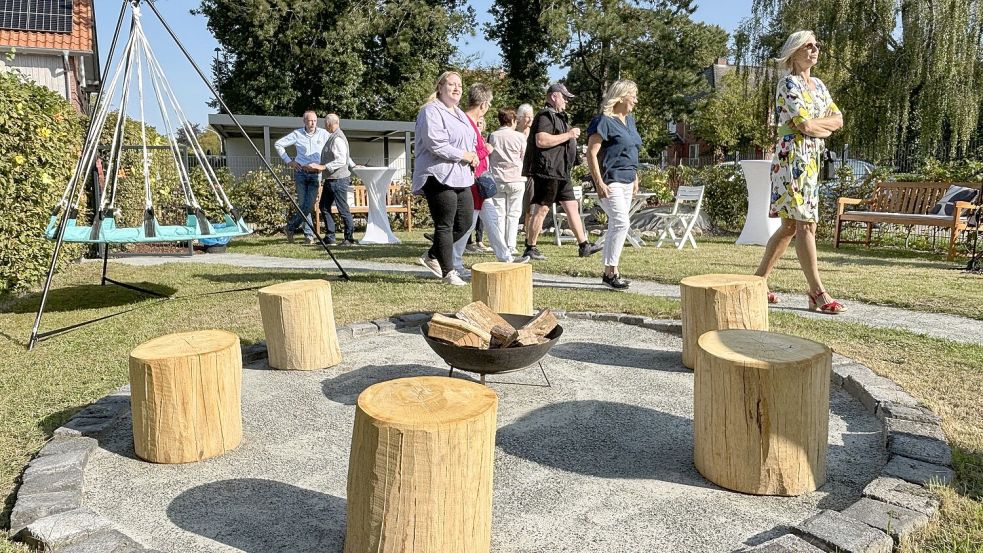 Ein Gesprächskreis aus Holzhockern mit Feuerschale und eine Nestschaukel laden im neuen Gedenkgarten des Auricher Tageshospizes zur Entspannung und zum Gespräch ein. Foto: Karin Böhmer