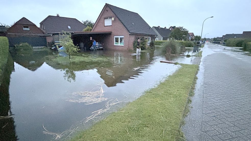 Etliche Häuser und Grundstücke in Moordorf wurden im Juli überflutet. Foto: Karin Böhmer