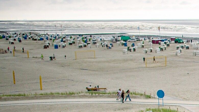 Am Donnerstag wird auf dem Strand in Norddeich ein Stadion mit Tribünen aufgebaut. Foto: Rebecca Kresse