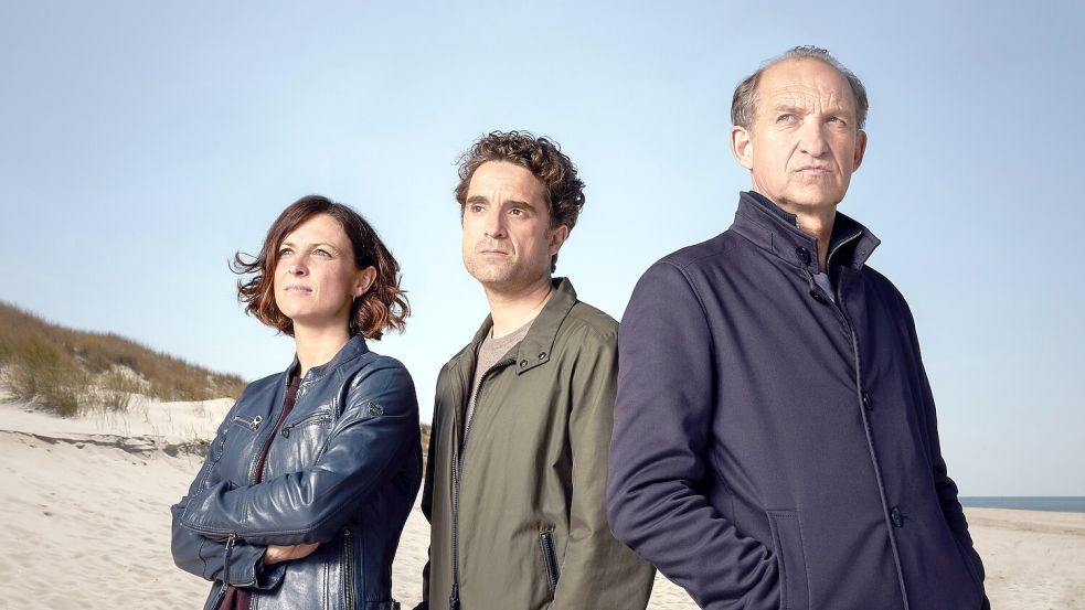 Julia Brendler (Ina Behrendsen), Oliver Wnuk (Hinnerk Feldmann) und Peter Heinrich Brix drehen für die nächste Auskopplung der Sylt-Krimi-Reihe. Foto: ZDF/Network Movie/Thomas Leidig